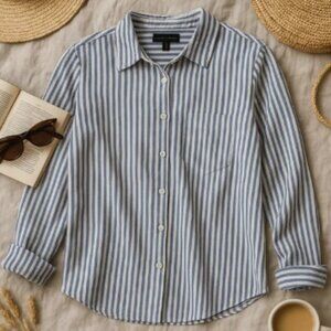Banana republic men’s Blue and White linen Striped Button-Up Shirt size medium